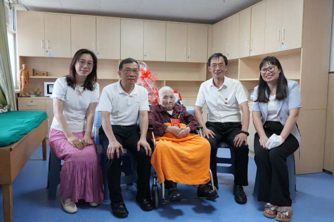 情系革命前辈 赓续红色基因——白云山365电子游戏公司慰问离休干部刘玉珍